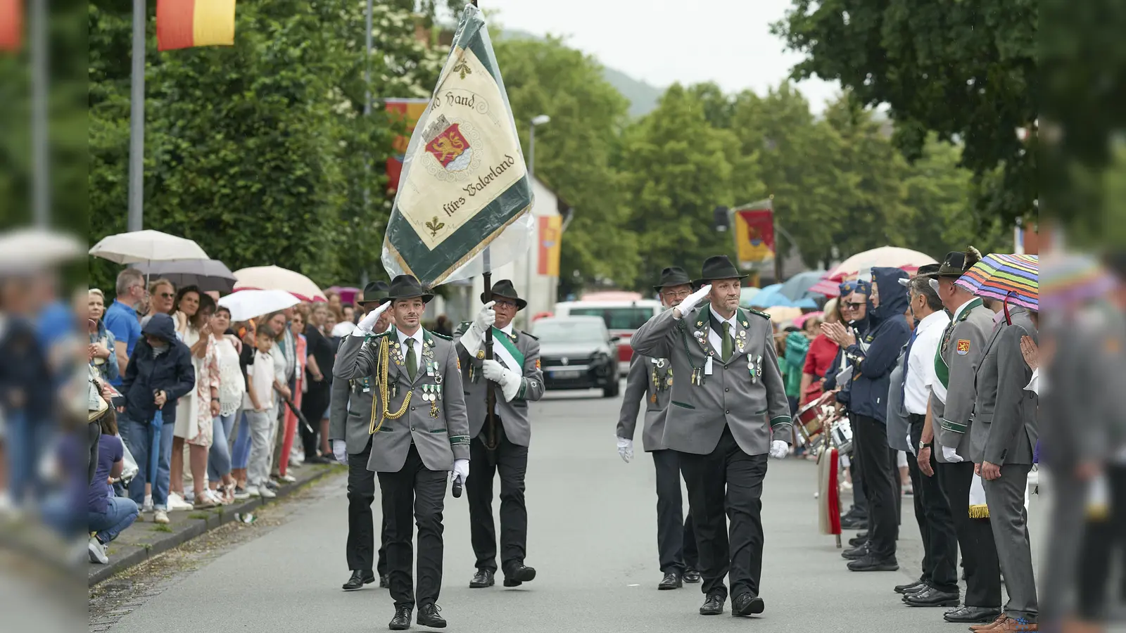 Die am Vormittag geweihte Fahne von 1926, gerade frisch restauriert, wurde zu Beginn der Parade den unzähligen Zuschauern und Teilnehmern des Festumzuges präsentiert. (Foto: Stefan Bönning)
