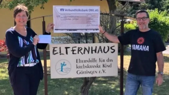 Elternhaus-Geschäftsführerin Dagmar Hildebrandt-Linne erhält den Spendencheck aus den Händen von Thomas Fritsche. (Foto: privat)