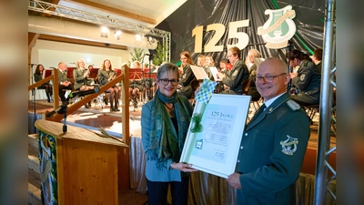 Urkundenübergabe durch die stellvertretende Landrätin Magdalena Volmert. (Foto: privat)