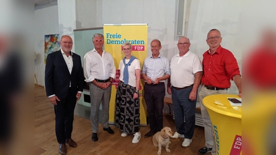 V.l.: Bürgermeister von Nieheim Johannes Schlütz, Referent Prof. Dr. Andreas Meyer-Falcke, FDP-Kreisvorsitzende Marion Ewers, Ortsverbandsvorsitzender der FDP Nieheim Friedrich Wilhelm Hörr, FDP-Kandidat für den Kreistag Markus Bömelburg und Hausherr Johann-Friedrich von der Borch. (Foto: privat)