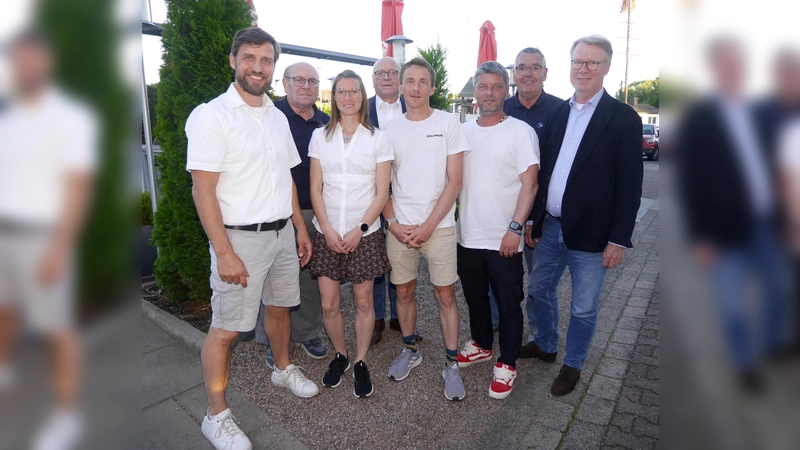 Freuten sich über einen harmonischen Kreissporttag (v.l.): Steve Sander, Heinz-Willi-Franke, Jennifer Janele, Bernd Wiesendorf, Jan Kaschura, Sebastian Aickele, Wolfgang Jacob und stellvertretender Landrat Wulf Kasperzik. (Foto: Schwannecke / KSB Holzminden)