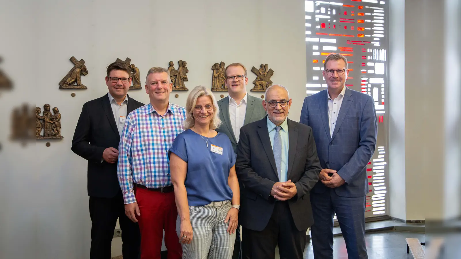 Begrüßen den neuen Chefarzt der Klinik für Psychiatrie und Psychotherapie am St. Josef Hospital der KHWE (v.l.): Marko Ellerhoff (Standortleiter), Geschäftsführer Christian Jostes, Katja Peine (Pflegedienstleitung), Tobias Tölle (Bürgermeister Stadt Bad Driburg), der neue Chefarzt Dr. Ahmad Bransi und Verwaltungsratsvorsitzender Marcel Giefers. (Foto: KHWE)