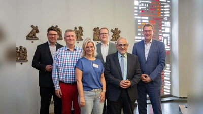 Begrüßen den neuen Chefarzt der Klinik für Psychiatrie und Psychotherapie am St. Josef Hospital der KHWE (v.l.): Marko Ellerhoff (Standortleiter), Geschäftsführer Christian Jostes, Katja Peine (Pflegedienstleitung), Tobias Tölle (Bürgermeister Stadt Bad Driburg), der neue Chefarzt Dr. Ahmad Bransi und Verwaltungsratsvorsitzender Marcel Giefers. (Foto: KHWE)