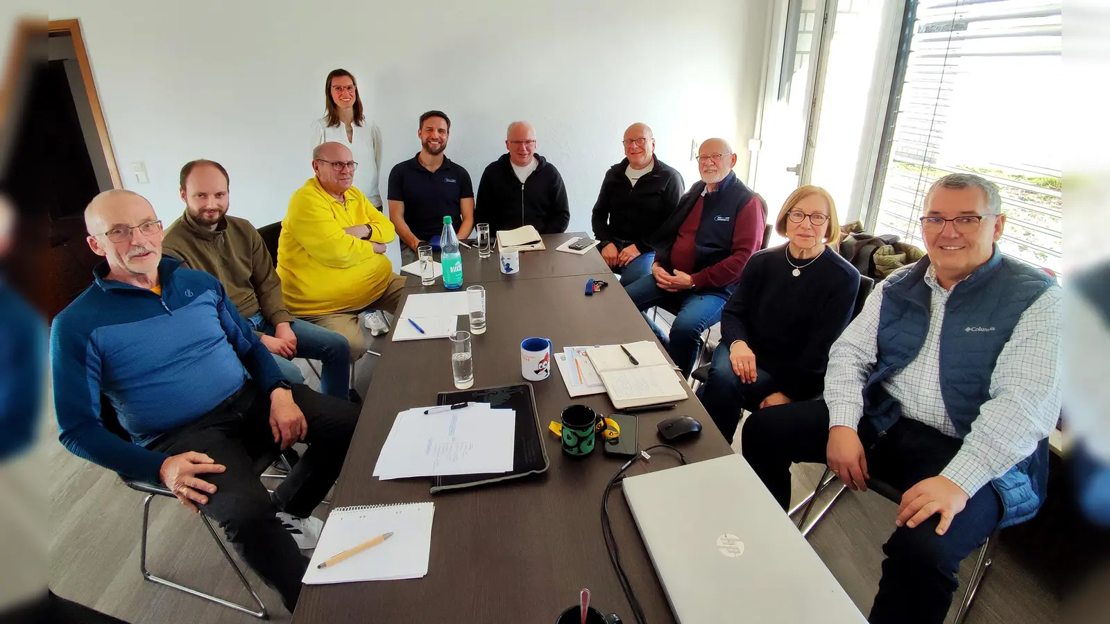 Zeigt Flagge – der komplette Vorstand des Kreissportbundes war bei der Auditierung anwesend (von links): Hartmut Kumlehn, Moritz Kremer, Heinz-Willi Franke, Jennifer Janele, Steve Sander, Auditor Klaus Brüggemeyer, Vorsitzender Bernd Wiesendorf, Hermann Meyer, Irmgard Schrader und Wolfgang Jacob. (Foto: Schwannecke / Kreissportbund Holzminden)