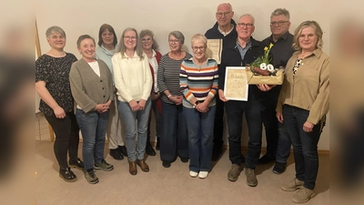 Nach der Ehrung langjähriger Mitglieder des Gesangvereins „Concordia“ Natzungen sind hier auf dem Foto die Vorstandsmitglieder mit den Jubilaren zu sehen. Von links Bianca Derenthal, Heike Prenzel, Heike Mikus, die Jubilarin Hannelore Tewes, Ingrid Gievers, die Jubilare Ingrid Rolf, Teresa Kuchczynski, Rainer Hagemann, Hermann Lotze, der 2. Vorsitzende Reimund Tewes und die Vorsitzende Friederike Lotze. (Foto: Concordia Natzungen / privat)