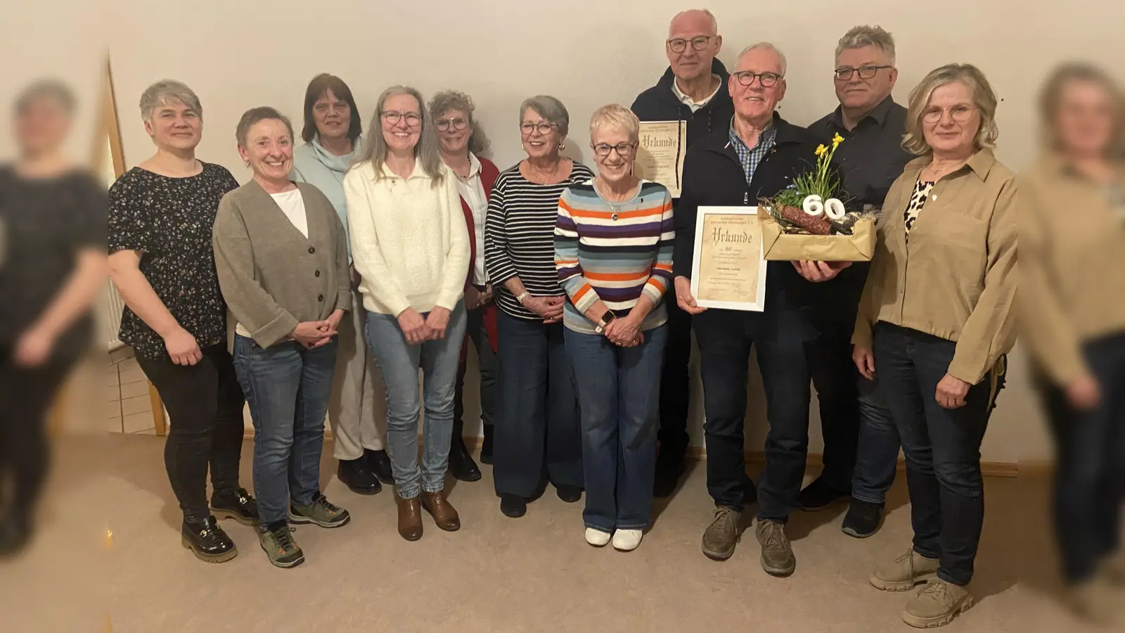 Nach der Ehrung langjähriger Mitglieder des Gesangvereins „Concordia“ Natzungen sind hier auf dem Foto die Vorstandsmitglieder mit den Jubilaren zu sehen. Von links Bianca Derenthal, Heike Prenzel, Heike Mikus, die Jubilarin Hannelore Tewes, Ingrid Gievers, die Jubilare Ingrid Rolf, Teresa Kuchczynski, Rainer Hagemann, Hermann Lotze, der 2. Vorsitzende Reimund Tewes und die Vorsitzende Friederike Lotze. (Foto: Concordia Natzungen / privat)