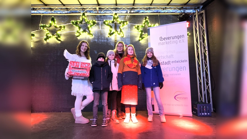 Glücksfee Lena Sternheimer und Nicole Bartolles von Beverungen Marketing e.V. gratulierten den anwesenden Kindern zum Gewinn. (Foto: Beverungen Marketing)