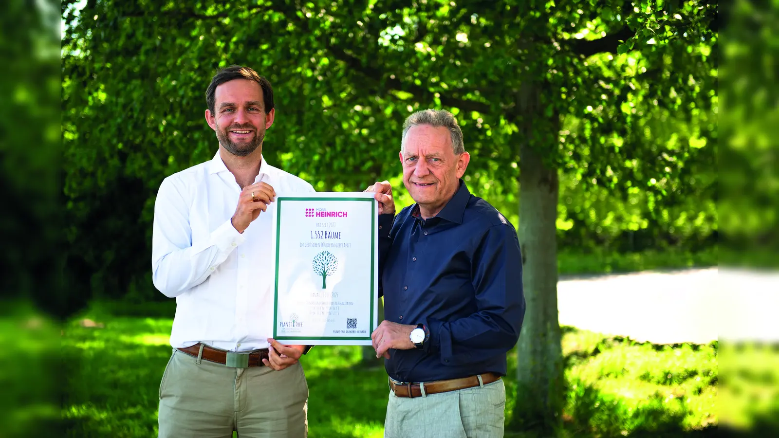 Die Möbel Heinrich Geschäftsführer Jonas (li.) und Heiner Struckmann (v.l.) präsentieren das Zertifikat mit den erfolgreichen Baumspenden. (Foto: Möbel Heinrich)