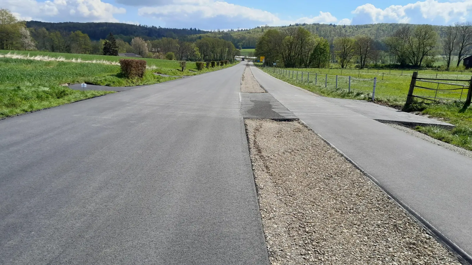 Auch die freie Strecke der Kreisstraße 18 bei Bad Driburg ab dem Ortsausgang mit dem asphaltierten Radweg bis zur Brücke über die Aa ist fertiggestellt. Der nun anstehende nächste Bauabschnitt umfasst den Umbau der Einmündung der Kreisstraße 9 Richtung Alhausen. Dazu muss die Vollsperrung der Straße weiter bestehen bleiben. (Foto: Kreis Höxter)