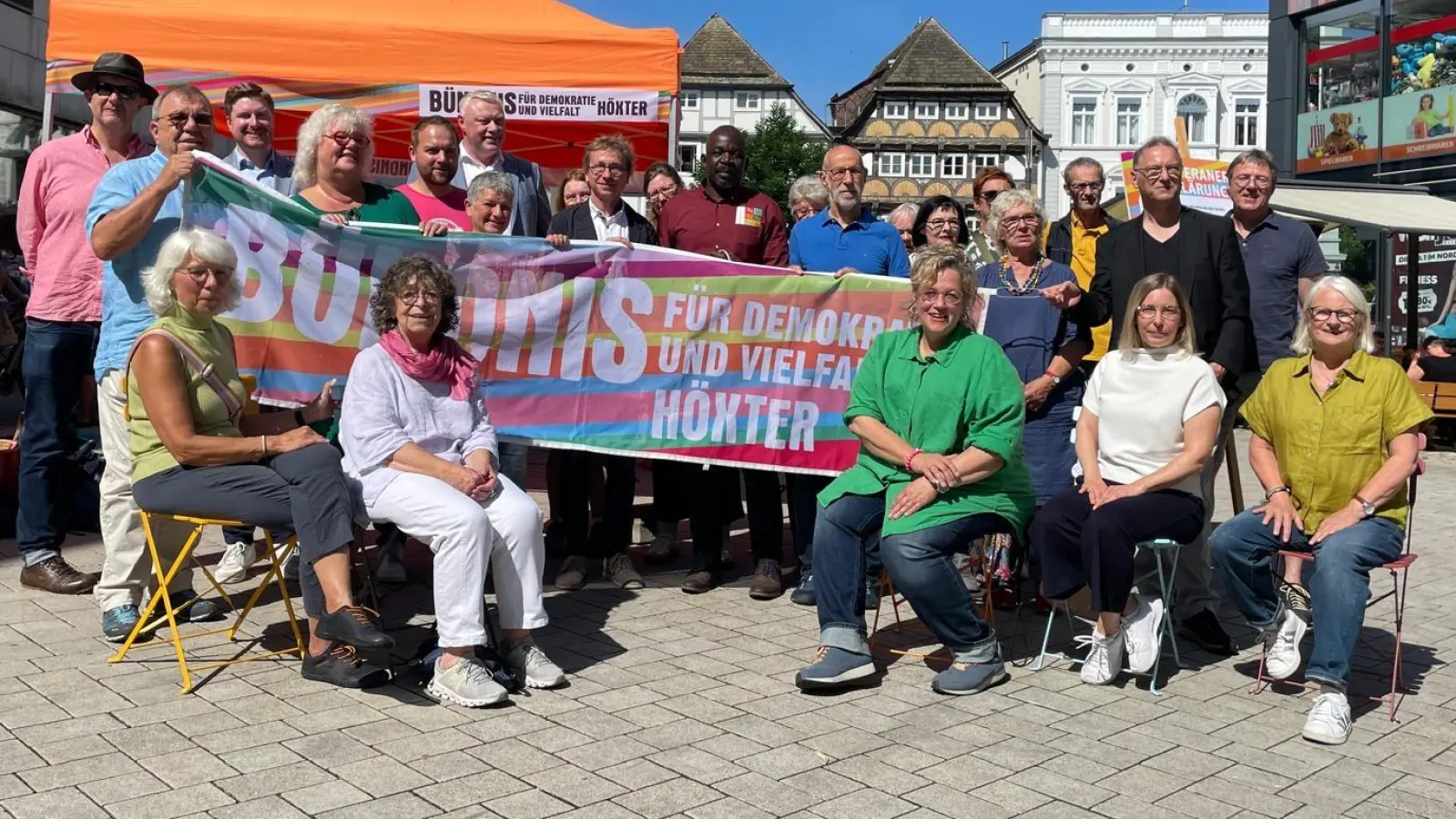 Demokratie nimmt Platz auf dem Marktplatz in Höxter. Eine bunte Mischung von Höxteranern und Höxteranerinnnen unterzeichnete die „Höxteraner Erklärung“. (Foto: privat)