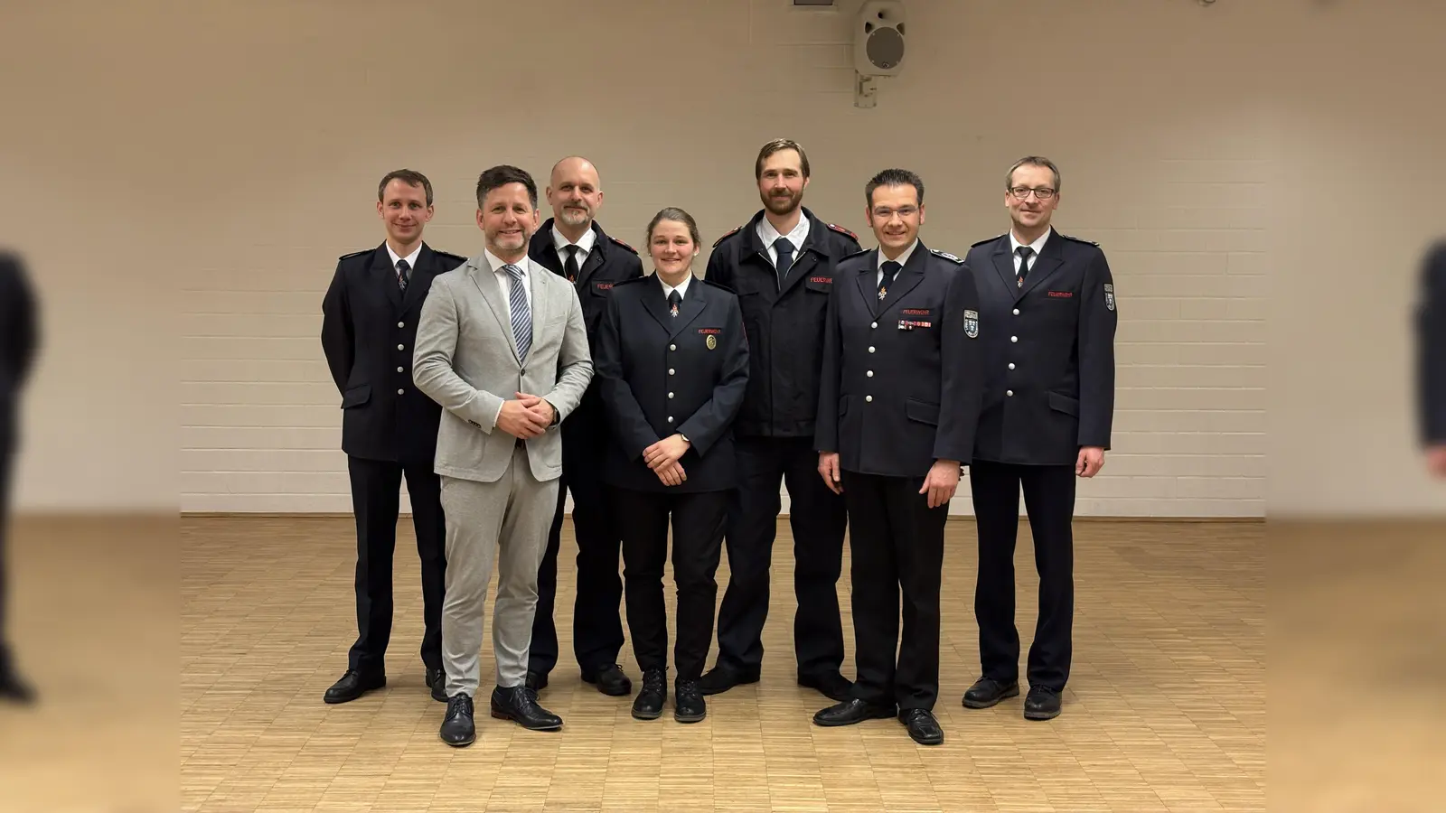 Die neuen Jugendwarte für die Jugendfeuerwehr Amelunxen mit der Leitung der Feuerwehr und dem Bürgermeister der Stadt Beverungen.<br>(v.l.n.r.) Marius Ulrich (stellv. Leiter der Feuerwehr), Tino Wenkel (Bürgermeister), Sebastian Pilz (stellv. Jugendwart), Luisa Rode (Jugendwartin), Max Pravemann (stellv. Jugendwart), Sebastian Ewen (Leiter der Feuerwehr) und Markus Knipping (stellv. Leiter der Feuerwehr) (Foto: FFW Beverungen)