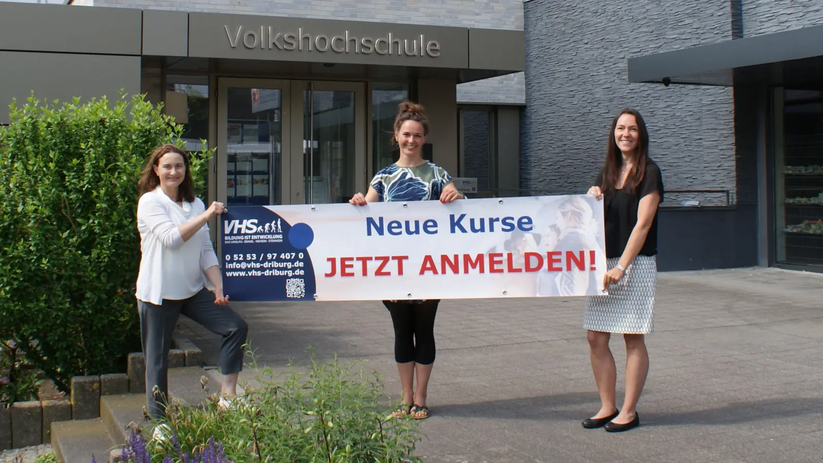 Freuen sich auf das Herbstsemester: Dimitra Vovoli (stellvertretende Leitung, v. l.), Ann Kathrin Hickl (Pädagogische Mitarbeiterin) und Janine Brigant-Loke (Leitung) (Foto: privat)