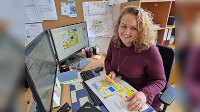 In den Planungen: Kristina Imhoff, Eventbeauftragte der Hansestadt Warburg, nimmt Anmeldungen für die Standplätze in der Verkaufs- und Gewerbeausstellung gerne entgegen und steht bei Fragen mit Rat und Tat zur Seite. (Foto: Stadt Warburg)
