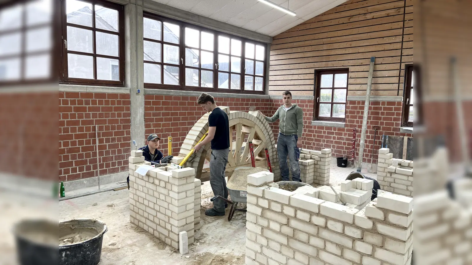 Die Auszubildenden des 2. Lehrjahres haben die Herstellung von Rund- und Segmentbögen in die Praxis umgesetzt. Auf dem Bild von links: Henry Teichreib, Lennard Schabrich und Jannik Steinkopf. (Foto: privat)