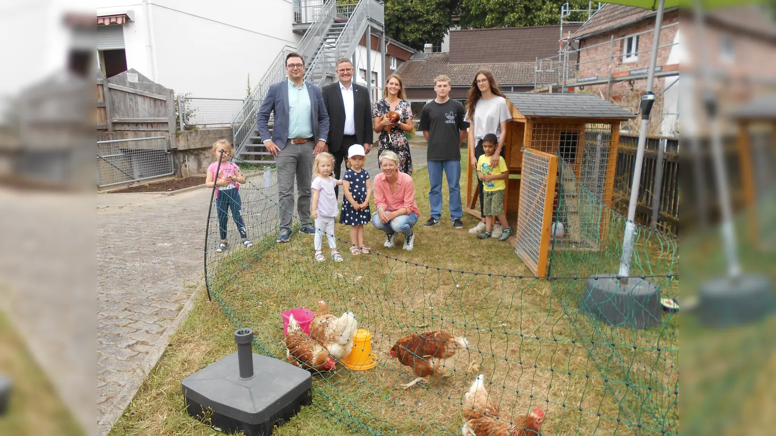Über den Besuch der Hühner freuen sich (von links): Sophia, Andreas Tebbe vom Förderverein, Dominik Reineke von der Volksbank, Benedicta Rampe vom Förderverein, Fabian Hölscher, Soraya Matzat und Daniel (sowie vorne von links): Lisa, Jule und Nicola Auge. (Foto: privat)