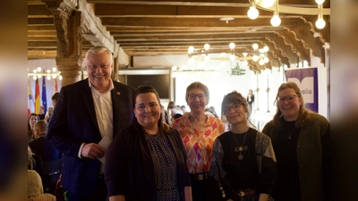V.l.: Daniel Hartmann (Bürgermeister von Höxter), Nadine Nolte (Gleichstellungsbeauftragte Stadt Höxter), Kristin Lauenhardt-Peterson (BÜNDNIS 90/ DIE GRÜNEN), Rebekka Endler (freie Autorin und Journalistin (Witches, Bitches, It-Girls) und Meike Brauer (Vorsitzende BÜNDNIS 90/ DIE GRÜNEN Höxter). (Foto: Marcel Werner)