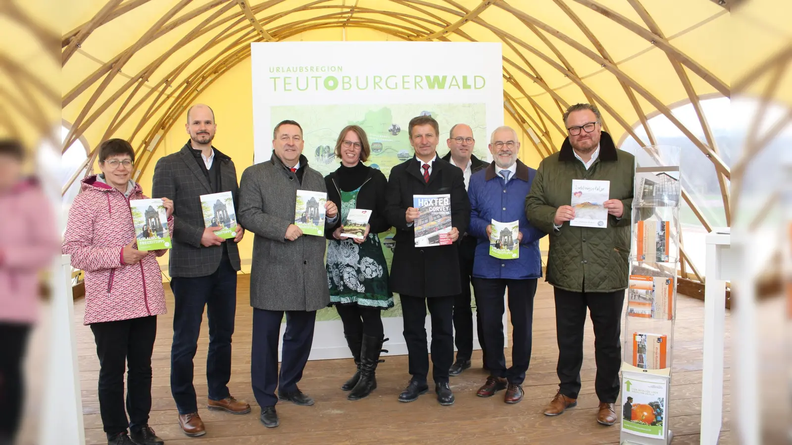 Freuen sich über die gemeinsame Präsentation der Region OWL am Eröffnungstag der Landesgartenschau Höxter (v.l.n.r.): Birgit Hübner (Geschäftsführerin Naturpark Teutoburger Wald/Eggegebirge), Markus Backes (Fachbereichsleitung Teutoburger Wald Tourismus/OstWestfalenLippe GmbH), Landrat Dr. Axel Lehmann, Katja Krajewski (GfW Höxter mbH), Landrat Michael Stickeln, Michael Stolte (GfW Höxter mbH), Heinz-Günter Koßmann (Regionalratsvorsitzender) und Björn Böker (Geschäftsführer OstWestfalenLippe). (Foto: Pressestelle Kreis Höxter/Jürgen Drüke)