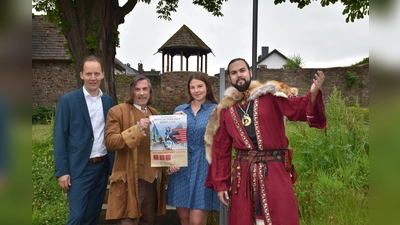 Fürstbischof Simon der Erste (Felix Morkes, r.) lädt ein: Auf den zweiten „Anno 1250“ – Markt an Höxters Wall freuen sich Sponsor Jens Klingemann (v.l.), Nobby Morkes (Anno-Events) und Madita Alberding (Huxarium Gartenpark Höxter.) (Foto: Huxarium Gartenpark)