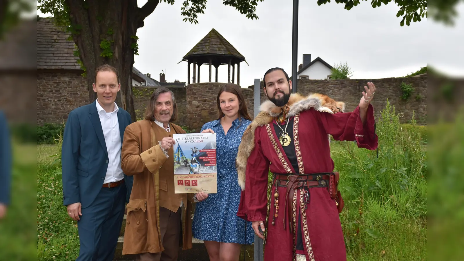 Fürstbischof Simon der Erste (Felix Morkes, r.) lädt ein: Auf den zweiten „Anno 1250“ – Markt an Höxters Wall freuen sich Sponsor Jens Klingemann (v.l.), Nobby Morkes (Anno-Events) und Madita Alberding (Huxarium Gartenpark Höxter.) (Foto: Huxarium Gartenpark)