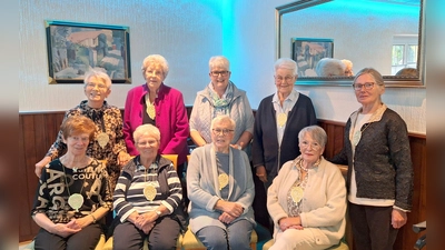 Das sind die Weserperlen heute: (sitzend v. l.) Karin Lünnemann, Adele Hachemeyer und Rosi Frischemeyer, Gisela Oexle und stehend: Gertraud Hardes, Mary Eßer, Bruni Heidebrecht, Karin Benkel und Elfriede Vogt (Foto: privat)