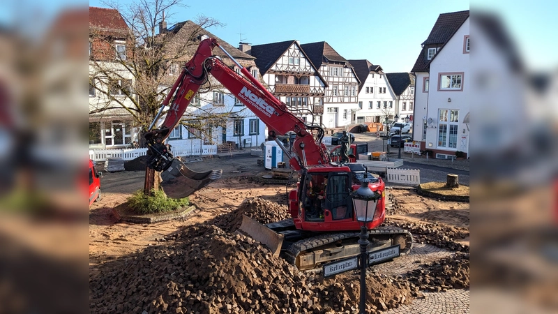 Der Pflasterbelag wird abgeräumt. (Foto: Beverungen Marketing)