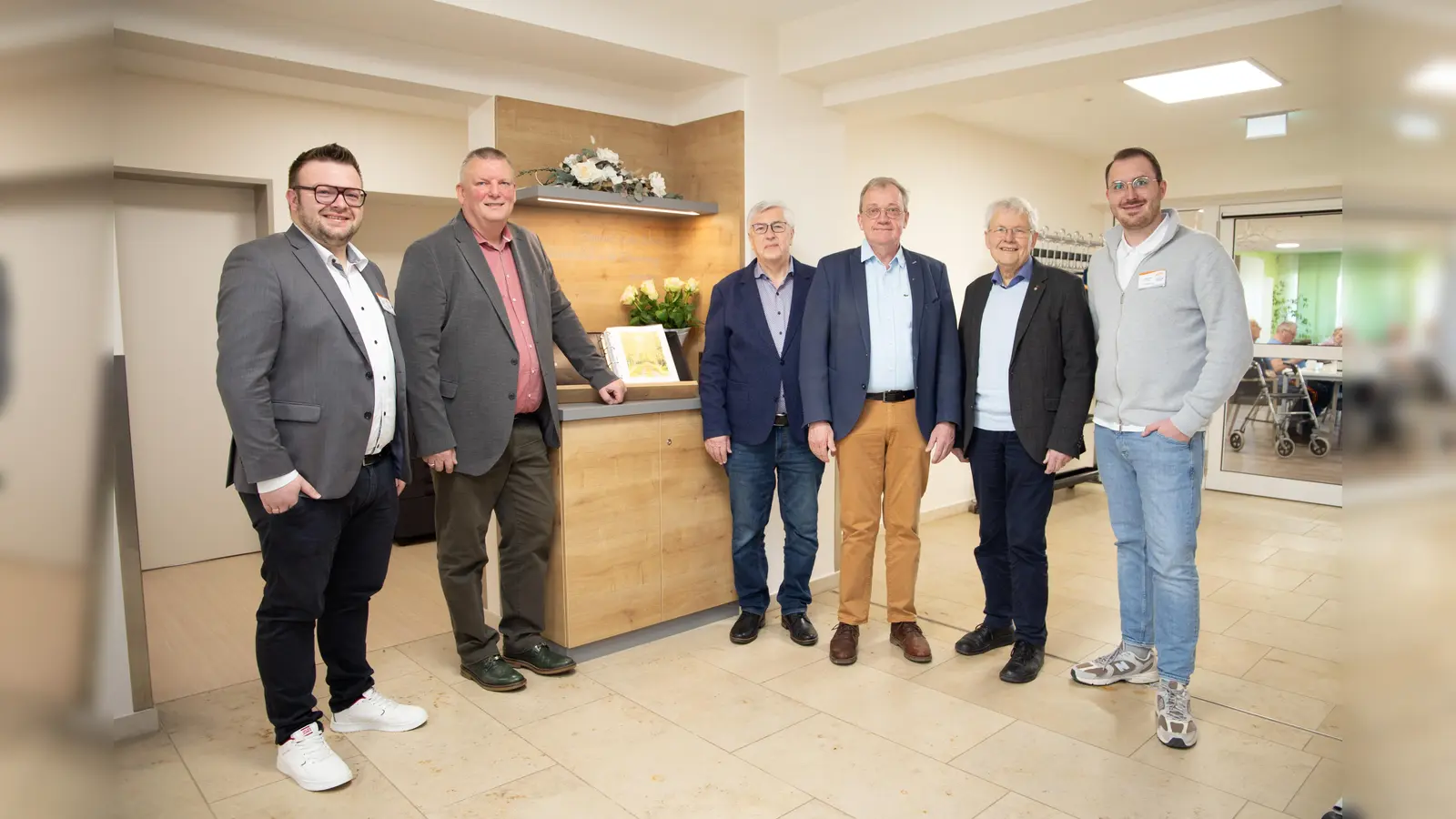 Mit Unterstützung des Rotary Club Bad Driburg ist im St. Rochus Seniorenhaus der KHWE eine neue Kondolenzecke für Angehörige, Bewohner und Mitarbeiter eingerichtet worden (v.l.): Einrichtungsleiter Pascal Busse, KHWE-Geschäftsführer Christian Jostes, Helmut Wortman, Werner Lödige und Heiner Spilker vom Rotary Club Bad Driburg sowie Pflegedienstleiter Alexander Heinzel. (Foto: KHWE)