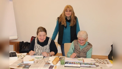 Die Künstlerin Katharina grote Lambers steht allen Kursteilnehmerinnen mit kompetentem Rat zur Seite. Amrei Stenda (li.) und Sigrid Lenzing (re.) nehmen ihre Anregungen gerne an. (Foto: Inge Seidenstücker)