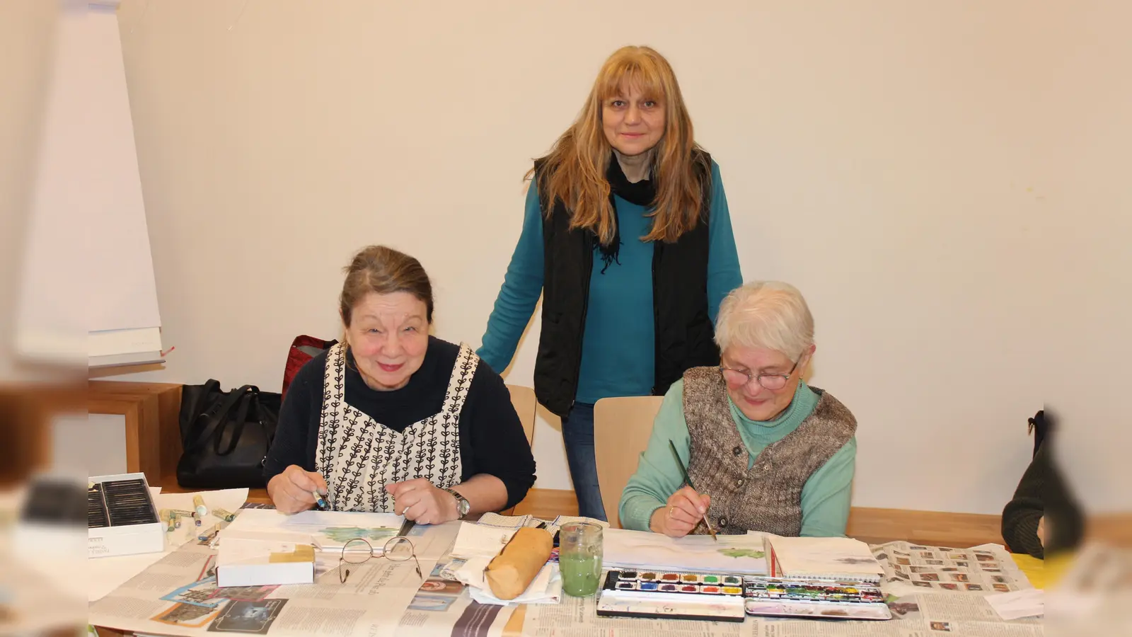 Die Künstlerin Katharina grote Lambers steht allen Kursteilnehmerinnen mit kompetentem Rat zur Seite. Amrei Stenda (li.) und Sigrid Lenzing (re.) nehmen ihre Anregungen gerne an. (Foto: Inge Seidenstücker)