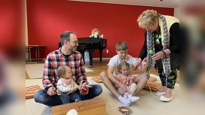 EMP-Fachbereichsleiterin Ute Hallaschka erkundet gemeinsam mit Jan Köhler und Tochter Mathilda (links) sowie Oleksandr Alokhin und Tochter Emilia in einem elementaren Angebot die Welt der Musik. (Foto: Musikschule Hofgeismar)