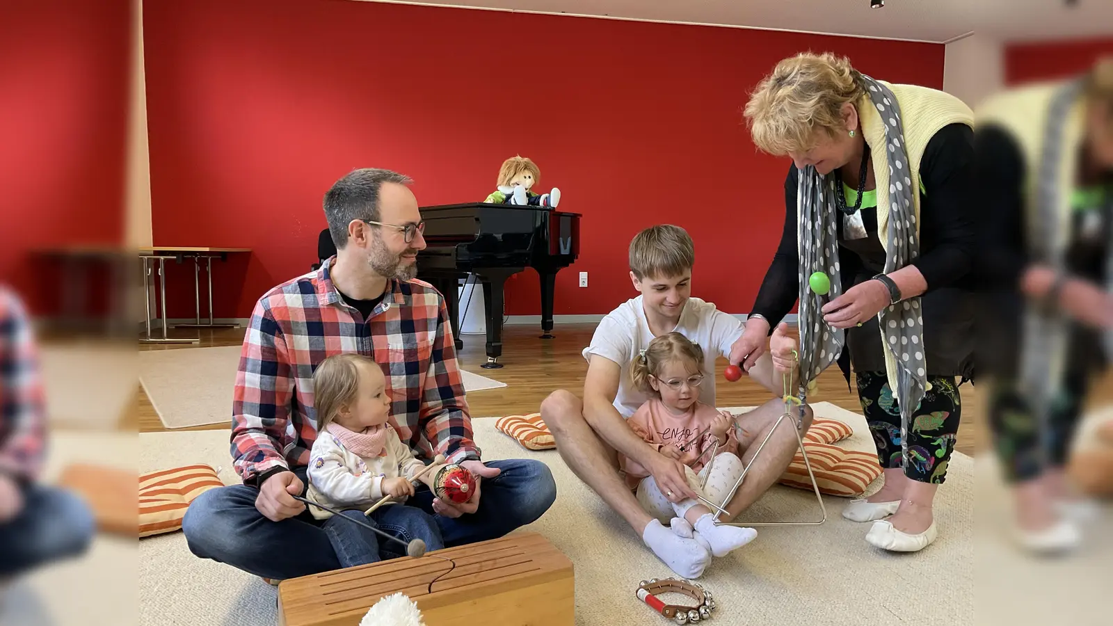 EMP-Fachbereichsleiterin Ute Hallaschka erkundet gemeinsam mit Jan Köhler und Tochter Mathilda (links) sowie Oleksandr Alokhin und Tochter Emilia in einem elementaren Angebot die Welt der Musik. (Foto: Musikschule Hofgeismar)