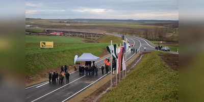 Die Fertigstellung des Nordabschnitts der Ortsumgehung Calden wurde in allen Ehren begangen.  (Foto: Marc Otto)