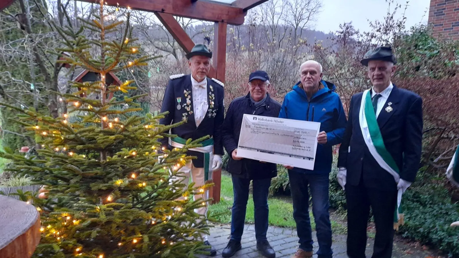 Der erste Vorsitzende/Kommissar Thomas Rust (rechts) und (v.l.) Oberst Uwe&nbsp;Thielsch&nbsp;von der Schützengilde&nbsp;Lütmarsen&nbsp;e.V überreichen den Spendencheck an Johannes&nbsp;Mönnekes&nbsp;und Ulrich Müller von der Arbeitsgemeinschaft&nbsp;„schönes&nbsp;Lütmarsen”. (Foto: privat)