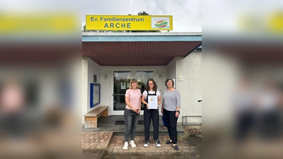 Freuen sich über die erfolgreiche Rezertifizierung des Familienzentrums „Arche“ in Warburg (v.l.): Erzieherin Sarah Hübner, Leiterin Melissa Schlei und Pfarrerin Patrizia Müller. (Foto: privat)