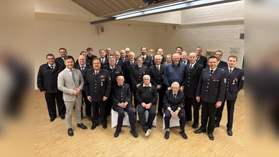 Gruppenfoto aller geehrten Feuerwehrleute des Abends mit den frisch ernannten Jugendwarten aus Amelunxen, der Leitung der Feuerwehr, Bürgermeister Tino Wenkel und dem ebenfalls geehrten Kreisbrandmeister Stefan Nostitz (Foto: Barbara Siebrecht)