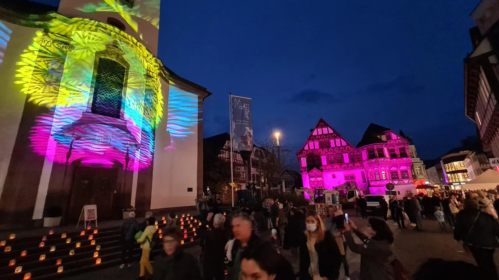 Kunstvolle Illuminationen an der Nikolai-Kirche und der Dechanei. (Foto: Peter Vössing)