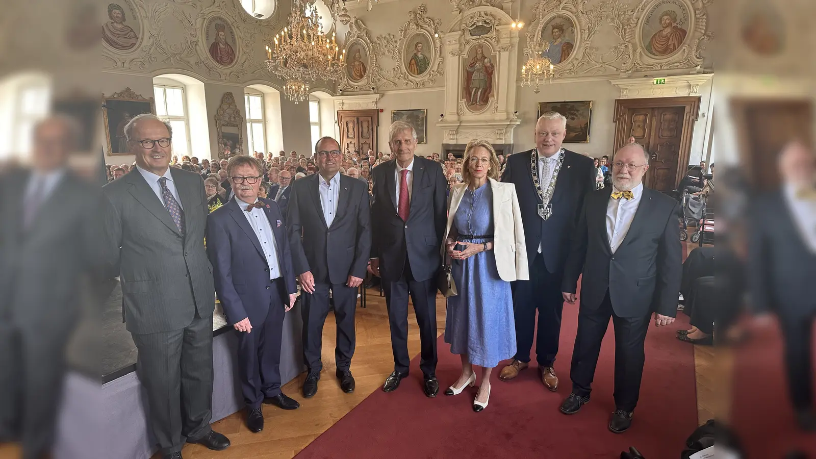 Ein herzliches Willkommen in Corvey: (v. l.) Viktor Herzog von Ratibor und Fürst von Corvey, Norbert Drews (Vorsitzender HVV), Thorsten Wolff (VerbundVolksbank OWL), Ulrich Wickert und seine Ehefrau Julia Jäkel, Bürgermeister Daniel Hartmann sowie Organisator Dr. Michael Stoltz (HVV) anlässlich der Hoffmann-von-Fallersleben-Rede im Kaisersaal von Corvey. (Foto: Stadt Höxter)