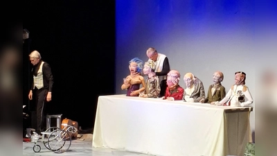 Gero John (li. im Bild) und Sebastian Kautz mit den Partygästen auf der Bühne der Stadthalle Beverungen. (Foto: Kulturgemeinschaft)