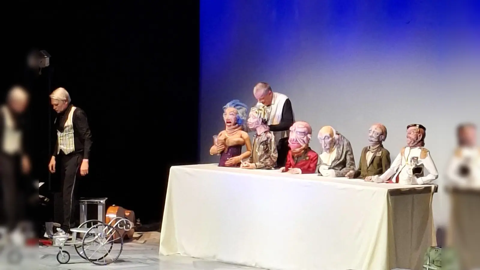 Gero John (li. im Bild) und Sebastian Kautz mit den Partygästen auf der Bühne der Stadthalle Beverungen. (Foto: Kulturgemeinschaft)