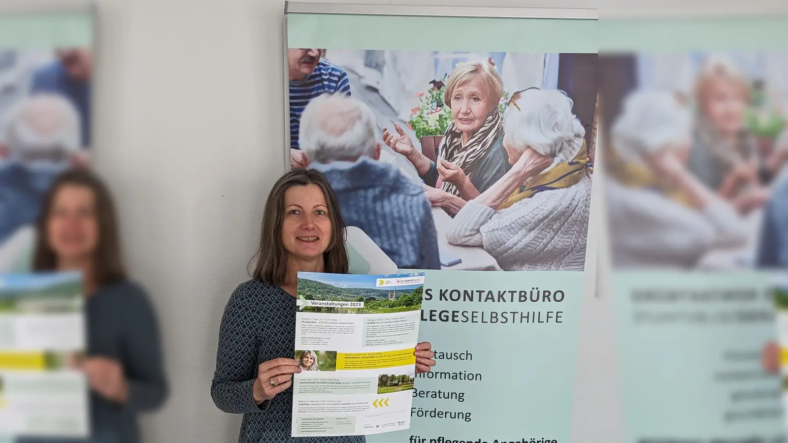 Cornelia Pätzold, Mitarbeiterin im Kontaktbüro Pflegeselbsthilfe, präsentiert das neue Jahresprogramm. (Foto: privat)