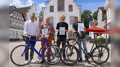 Eine tolle Leistung für den Klimaschutz: (von links) Bürgermeister Alexander Kleinschmidt, Adalbert Grüner, Yehor Notchenko und Martin Lausberg. (Foto: Stadt Brakel)