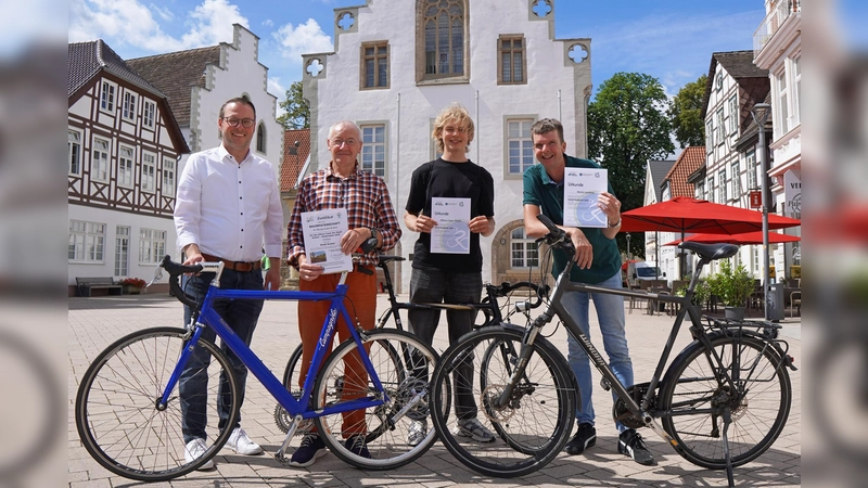 Eine tolle Leistung für den Klimaschutz: (von links) Bürgermeister Alexander Kleinschmidt, Adalbert Grüner, Yehor Notchenko und Martin Lausberg. (Foto: Stadt Brakel)