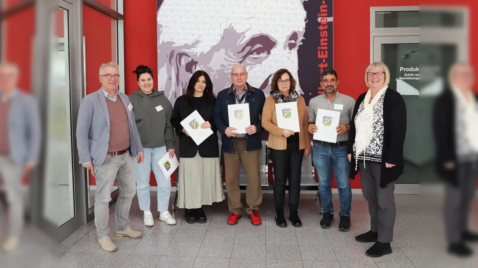 Gruppenbild der neuen Integrationslotsenden: (v.l.) WIR-Koordinator Andreas Bernhard, Sabina Rashid, Diana Crainiucenco, Volodymyr Melnyk, Miachaela Röhling, Ahmed Tubail und Vizelandrätin Silke Engler. (Foto: Jana Hense)