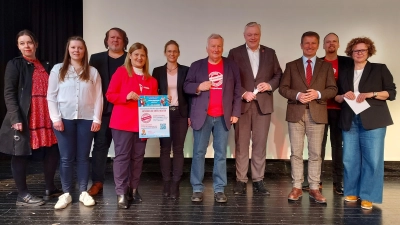 Mit einer beeindruckenden Auftaktveranstaltung haben die Internationalen Wochen gegen Rassismus im Kreis Höxter begonnen (von links): Dr. Sarah Kass Deutsches Institut für Erinnerungskultur), Johanna Schilling (Gesang), Komponist und ehemaliger KWG-Schüler Lars Hesse, Filiz Elüstü (Teamleitung Kommunales Integrationszentrum), KWG-Schulleiterin Heike Edeler, Kreisheimatpfleger und IWgR-Botschafter Hans-Werner Gorzolka, Höxters Bürgermeister Daniel Hartmann, Landrat Michael Stickeln, Dominic Gehle (Abteilungsleiter Bildung und Integration beim Kreis Höxter) und Moderatorin Susanne Stork von Radio Hochstift. (Foto: Kreis Höxter)