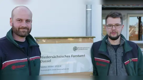Neu im Team des Forstamtes Dassel: Tim Höpfner (links im Bild) und Nils Flechtner leiten die Reviere Eschershausen und Hardegsen. (Foto: Rudolph/Landesforsten)