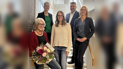 Die KVHS-Leitung (v.r.) Corinna Schmidt, Dezernent Carsten Becker, die Kollegin Sarah Horstmann und Claudia Bonefeld, Bereichsleiterin Personal, gratulierten Karin Ludwig (u.l.) zum 25-jährigen Dienstjubiläum. (Foto: KVHS)