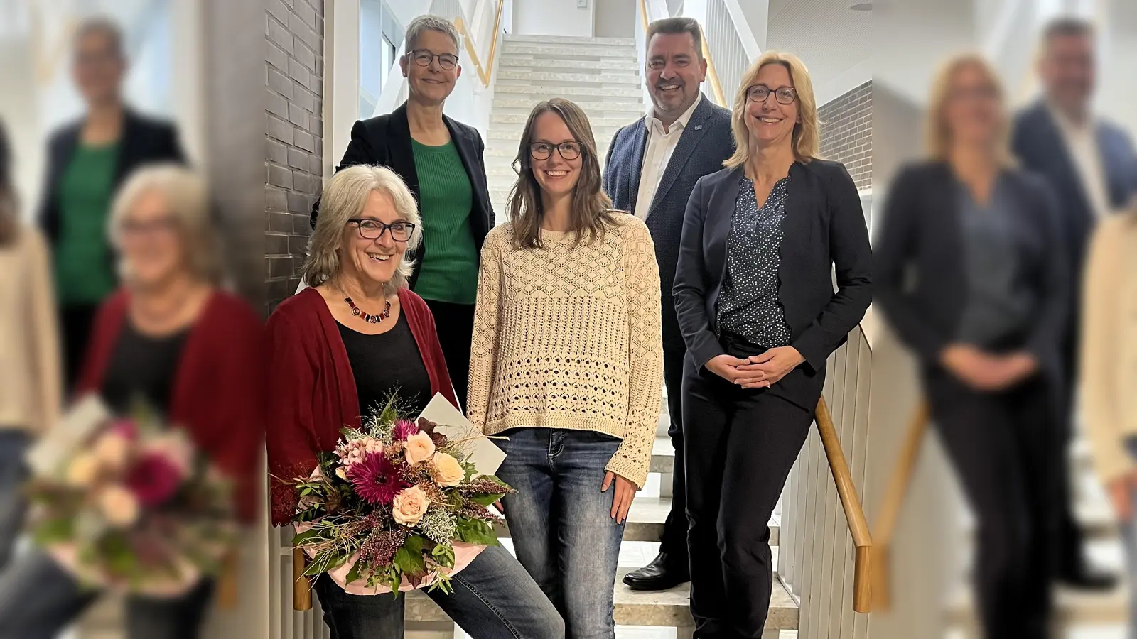 Die KVHS-Leitung (v.r.) Corinna Schmidt, Dezernent Carsten Becker, die Kollegin Sarah Horstmann und Claudia Bonefeld, Bereichsleiterin Personal, gratulierten Karin Ludwig (u.l.) zum 25-jährigen Dienstjubiläum. (Foto: KVHS)