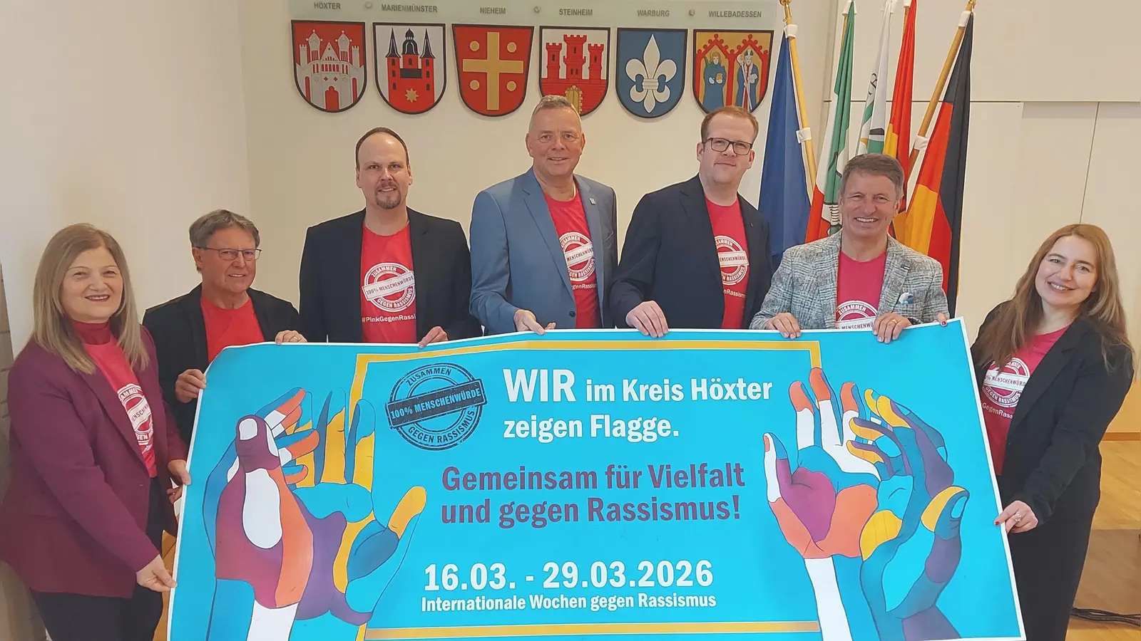 Vorfreude auf die Internationalen Wochen gegen Rassismus und die Auftaktveranstaltung am Gymnasium St. Kaspar (v.l.): Filiz Elüstü, Teamleiterin Kommunales Integrationszentrum beim Kreis Höxter, stellvertretender Landrat Werner Dürdoth, Dominic Gehle, Abteilungsleiter Schule und Bildung beim Kreis Höxter, Landtagsabgeordneter Matthias Goeken, Bad Driburgs Bürgermeister Tobias Tölle, Landrat Michael Stickeln und Kreisdirektorin Manuela Kupsch. (Foto: Kreis Höxter)