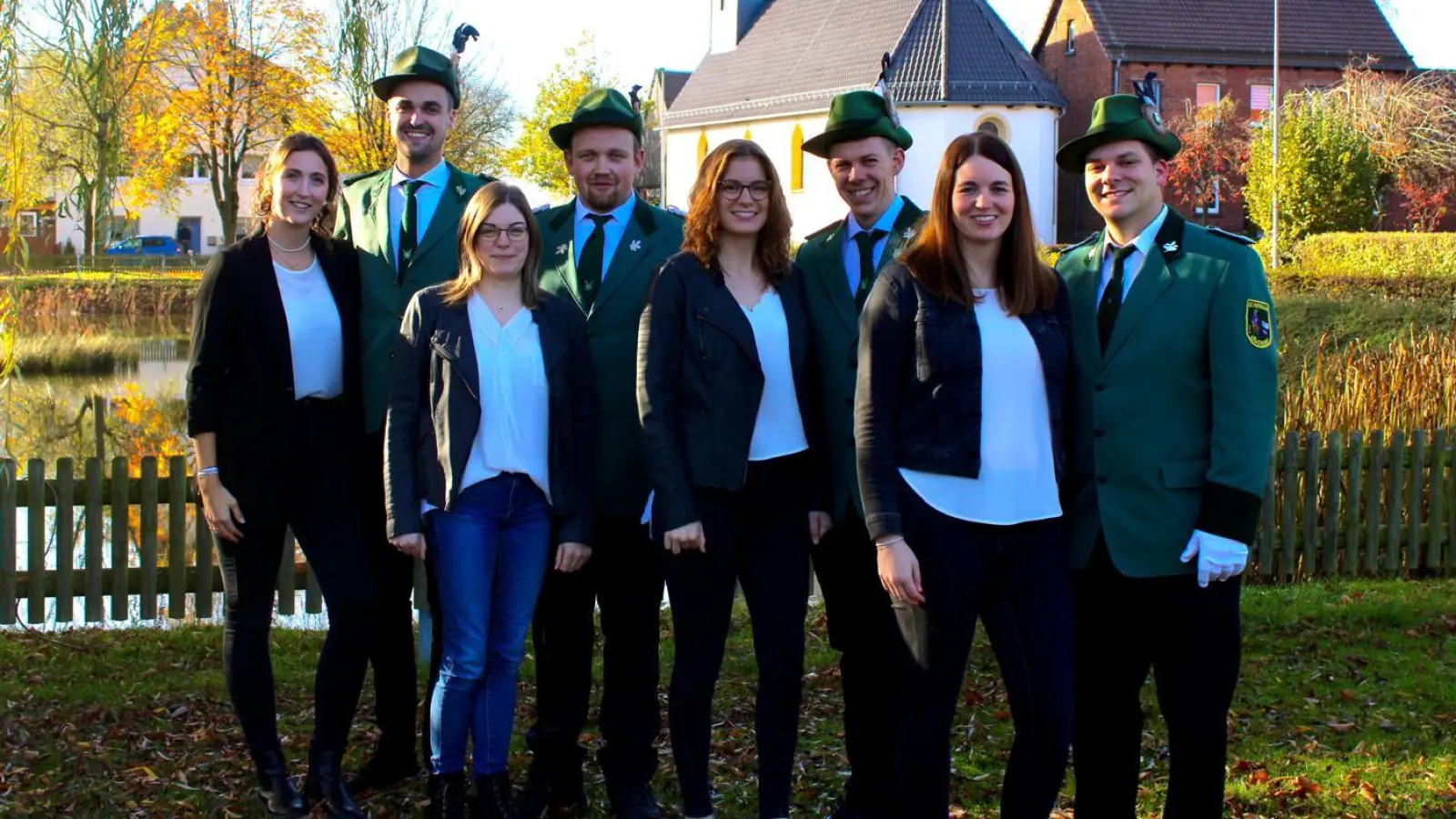 Königspaar und Hofstaat (v.r.): Lukas Welling, Leonie Tappe, Vinzenz Grawe, Maren Welling, Niels Potthast, Stefanie Potthast, Moritz Höppner und Seline Reker. (Foto: privat)