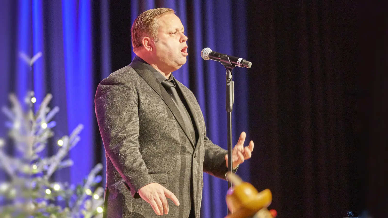 Weltstar Paul Potts begeisterte das Publikum beim diesjährigen Weihnachtskonzert in der ausverkauften Stadthalle Hofgeismar.  (Foto: Stefan Bönning)