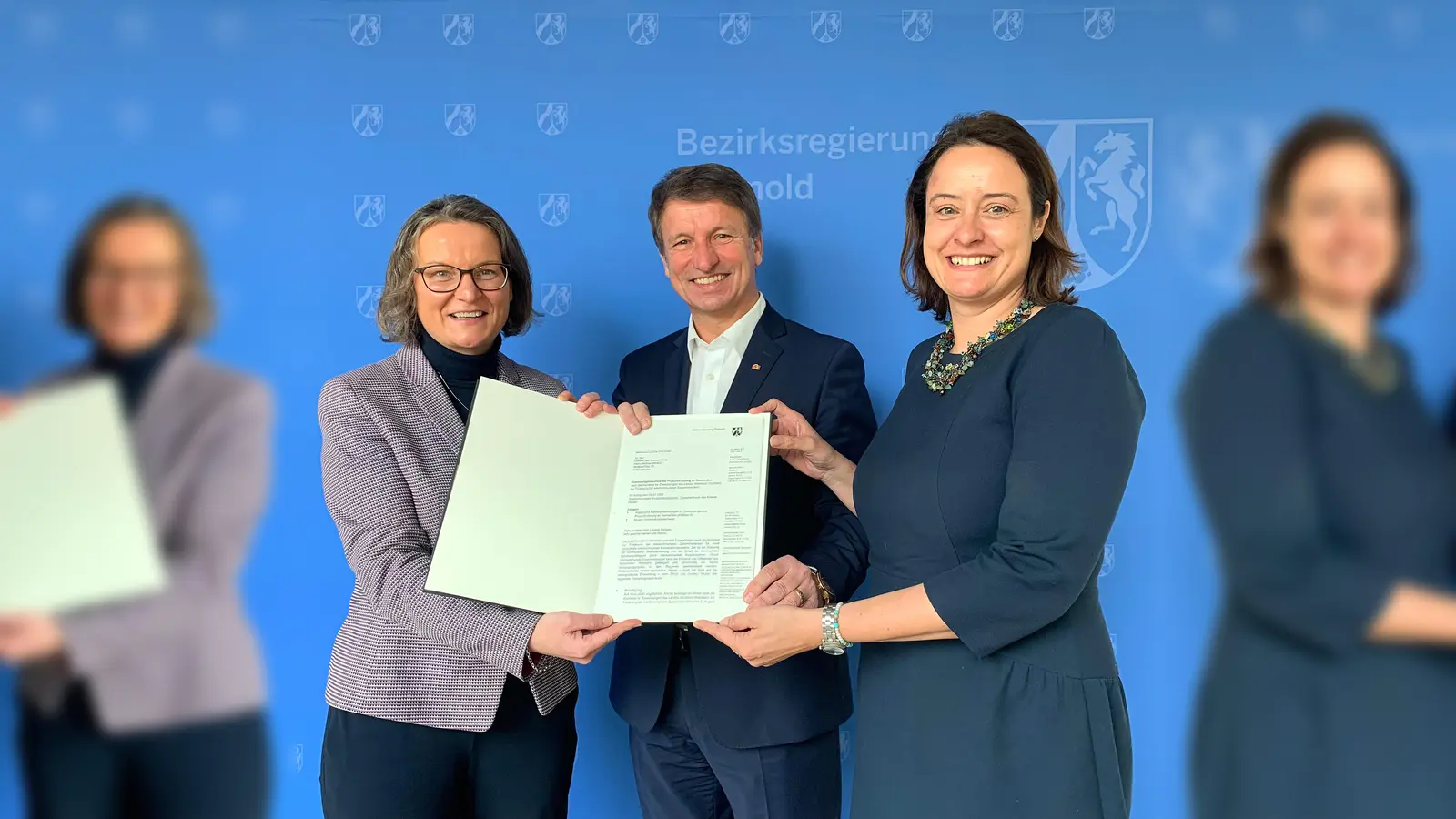 Interkommunale Zusammenarbeit stärkt Gestaltung des digitalen Wandels im ländlichen Raum: Ina Scharrenbach, Ministerin für Heimat, Kommunales, Bau und Digitalisierung des Landes Nordrhein-Westfalen (links), überreicht gemeinsam mit Regierungspräsidentin Anna Katharina Bölling dem Landrat des Kreises Höxter, Michael Stickeln, den Förderbescheid für den Aufbau des Digitalnetzwerks von Kreis und Städten. (Foto: Kreis Höxter)